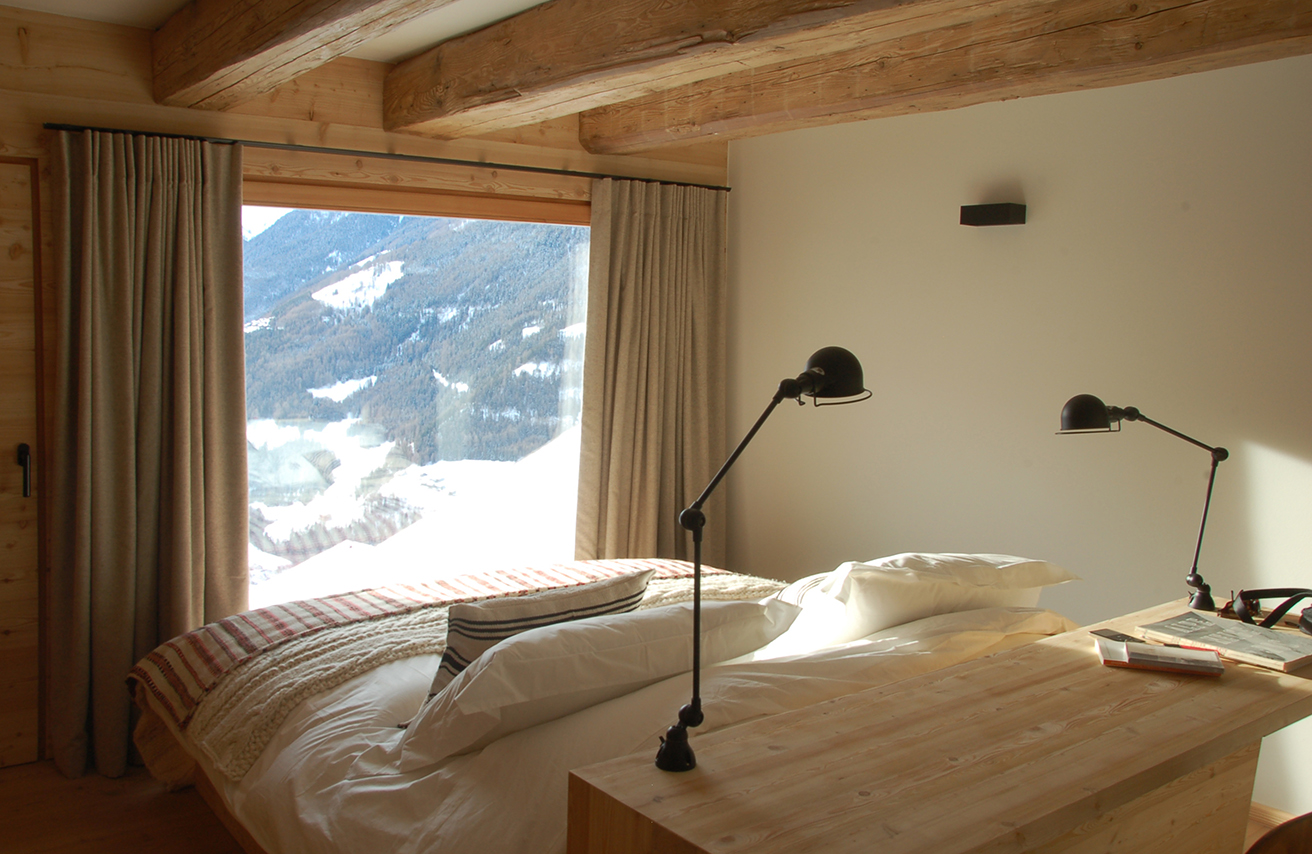 rent-a-chalet-in-the-swiss-alps-montagne-alternative-bedroom