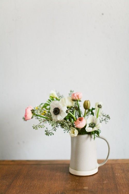 Finding the right vase is not easy so here is 5 ideas to style flowers without one 