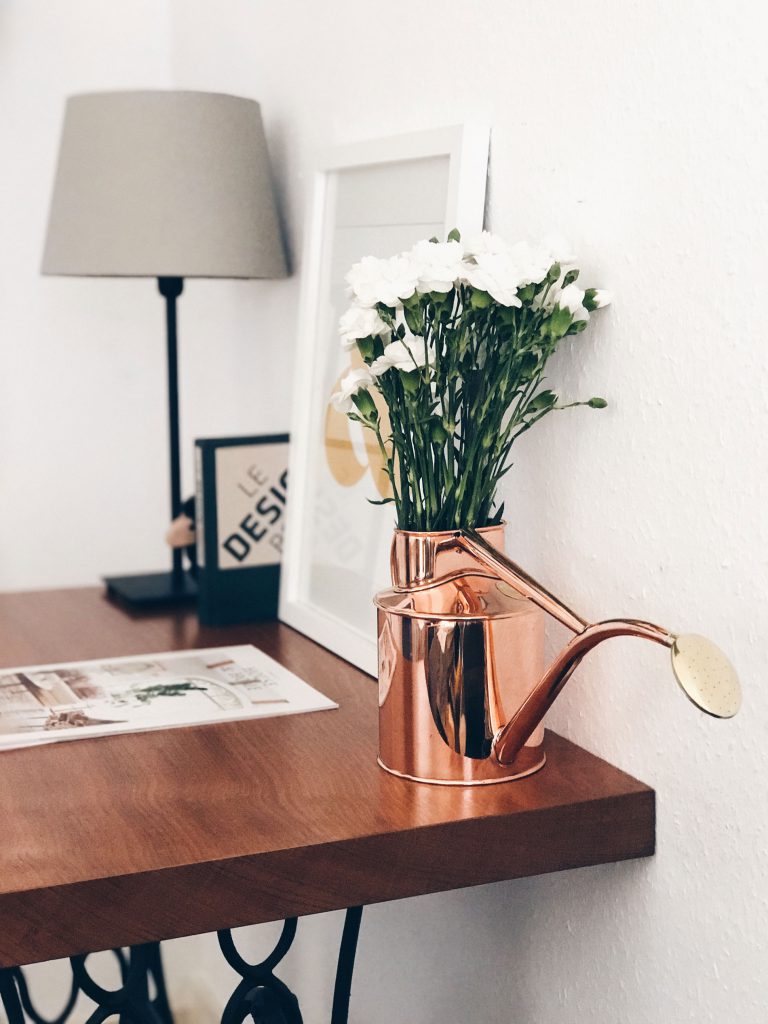Finding the right vase is not easy so here is 5 ideas to style flowers without one 