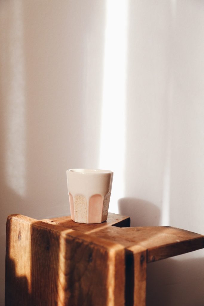Ceramic Studio Maitoinen -mug on a wooden bench