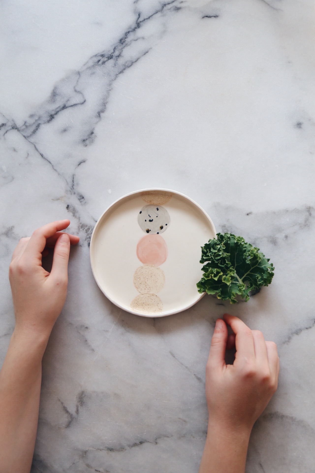 Ceramic Studio Maitoinen - small plate, hands and kale