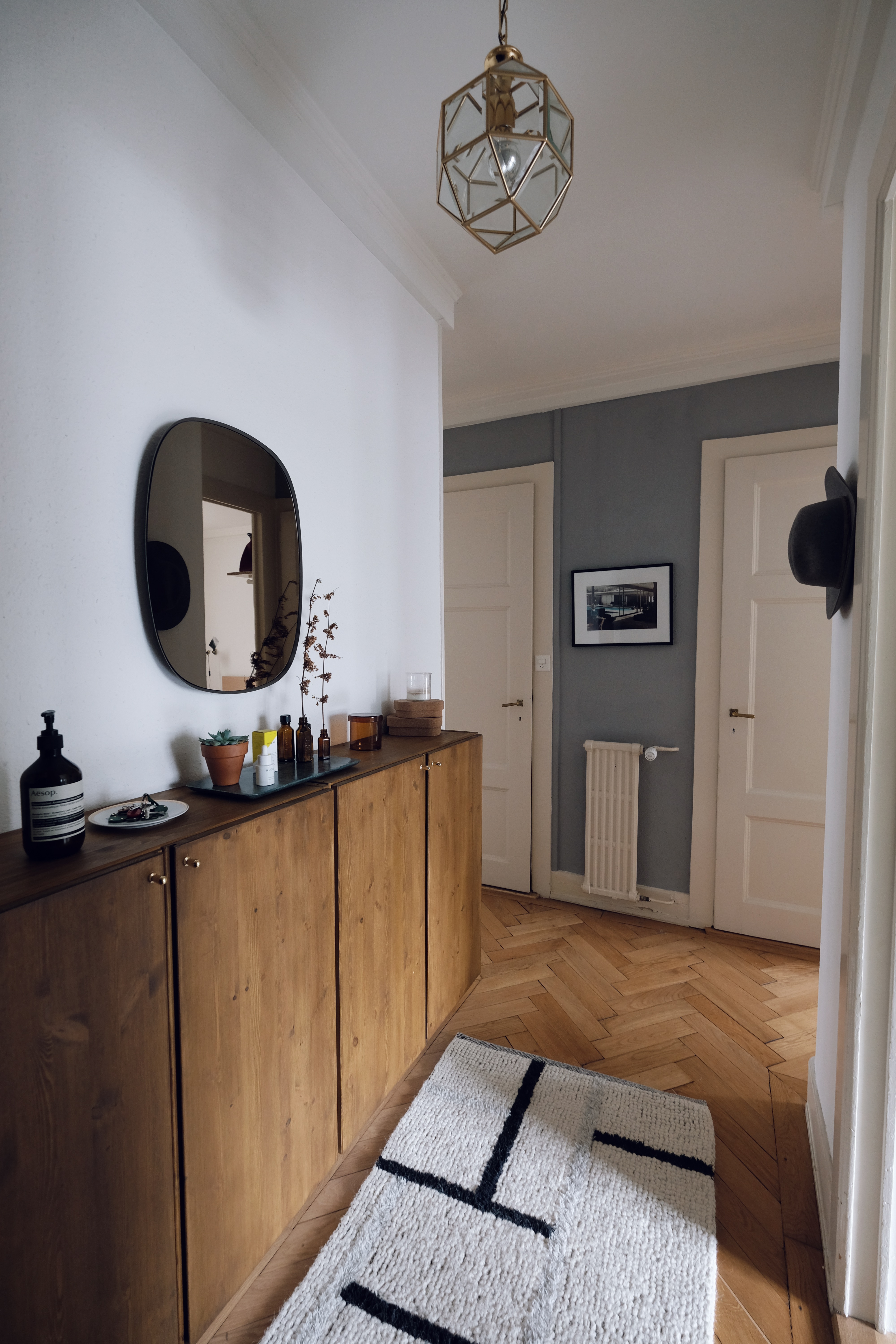 Minimalist Entryway Mirrors for Large Space