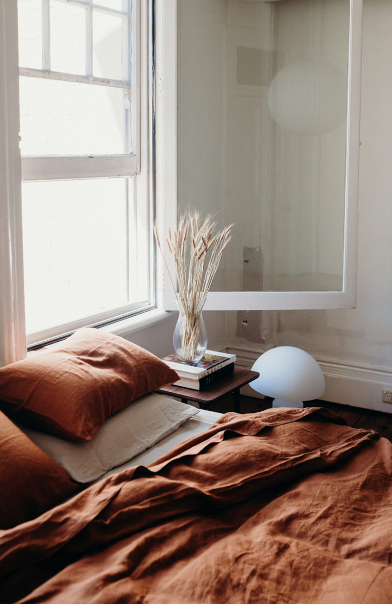 How to style your bed the relaxed way