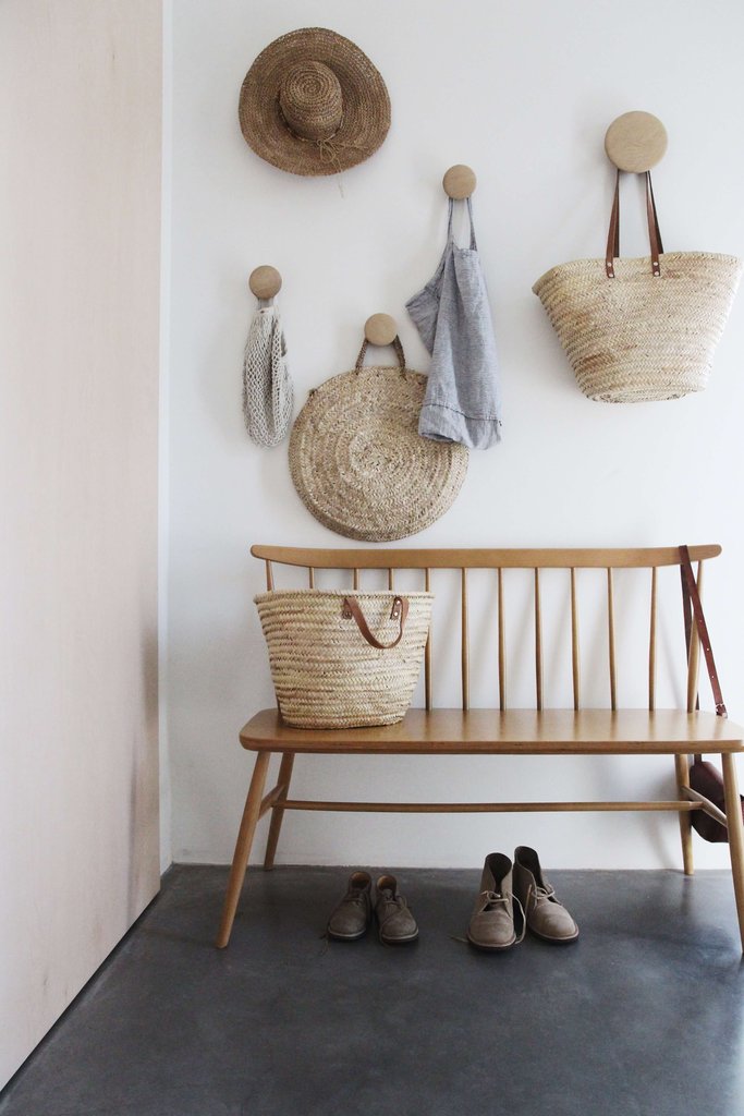 How to choose and what to look for when shopping for entryway benches. Find out the best tips and the best selection of benches with or without storage.