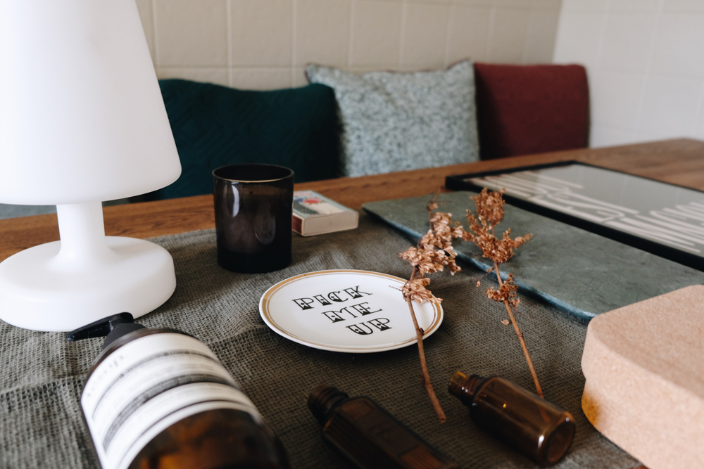 Styling an entryway table is key to the first impression people will get from your home. Here you'll find 6 easy steps to help you int that process.