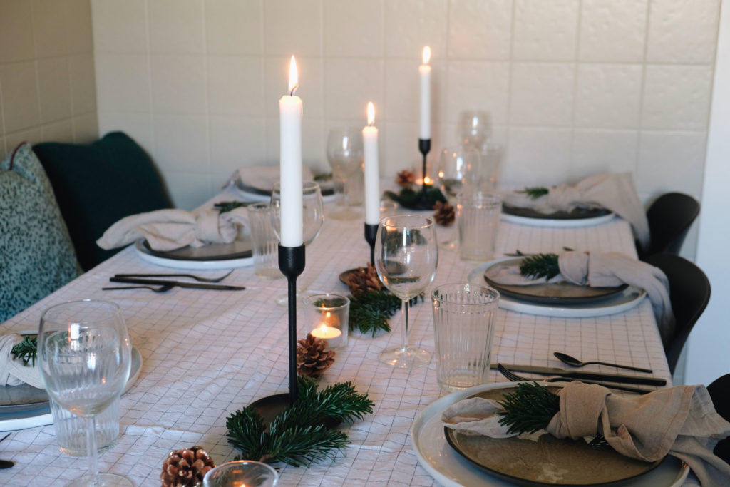 simple and stunning table for Christmas