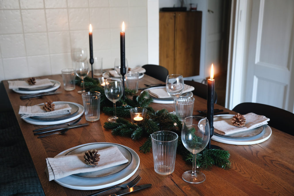 simple and stunning table for Christmas