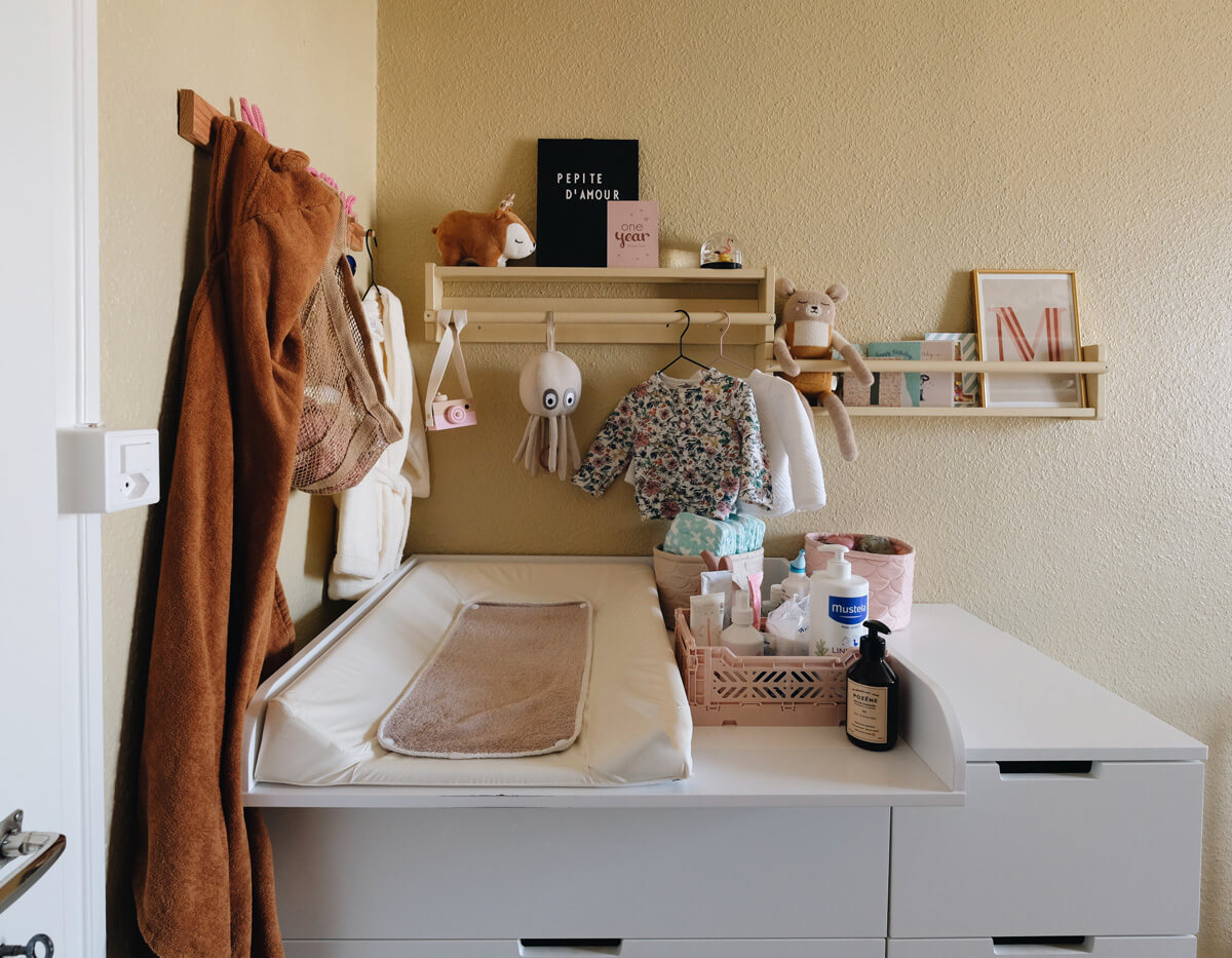 Nappy change store table with drawers