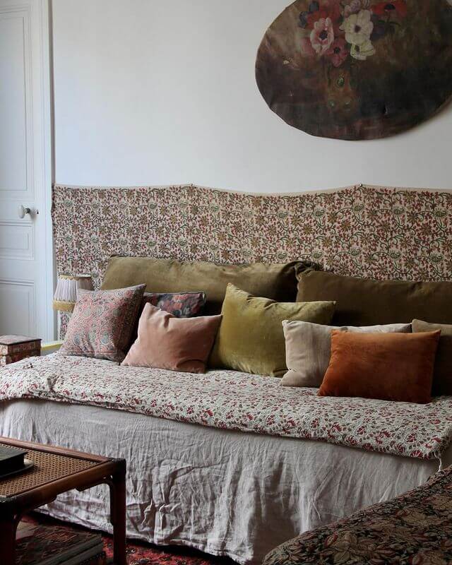 Sofa toppers: romantic and whimsical