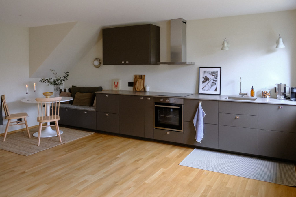 IKEA HAVSTORP brown beige kitchen cabinets with LOCKEBO limestone-effect worktop and breakfast corner bench