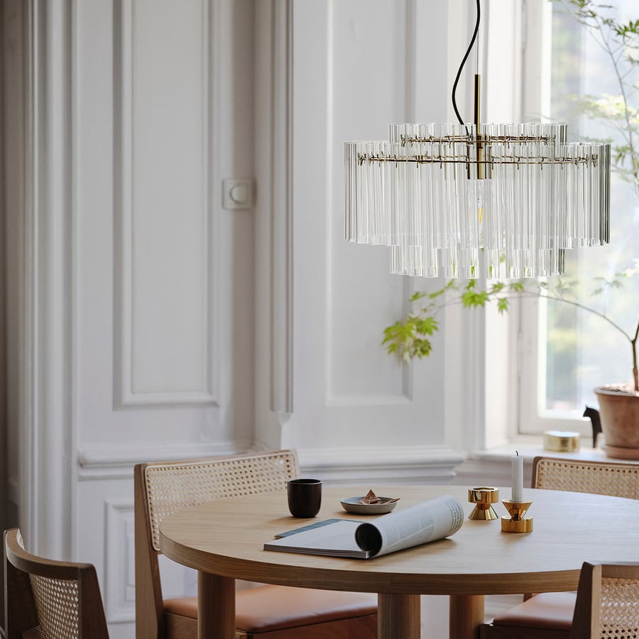STOCKHOLM 2025 glass and brass pendant lamp in a dining room